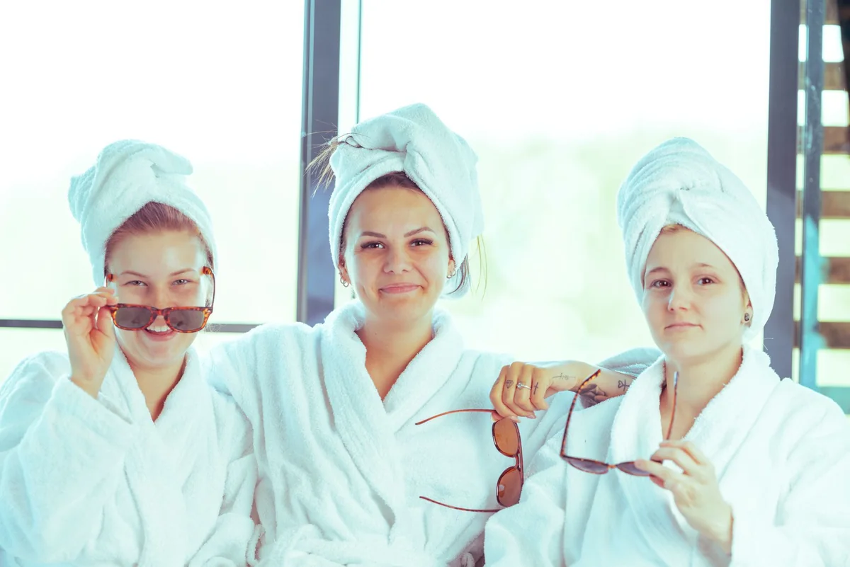 Drei Frauen mit Teetassen und Handtuchturbanen