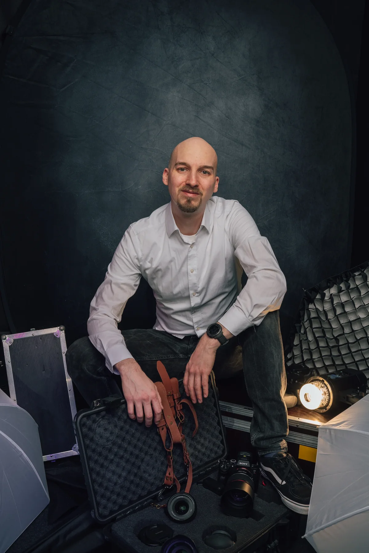 Sitzendes Portrait im weichen Studiolicht