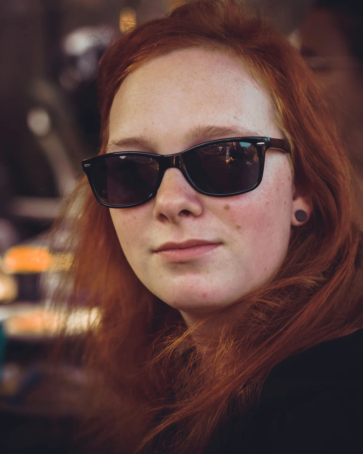 Portrait einer Frau mit Sonnenbrille