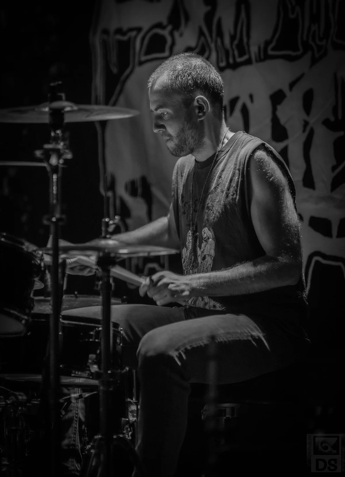 Schlagzeuger am Drumset in Schwarzweiß