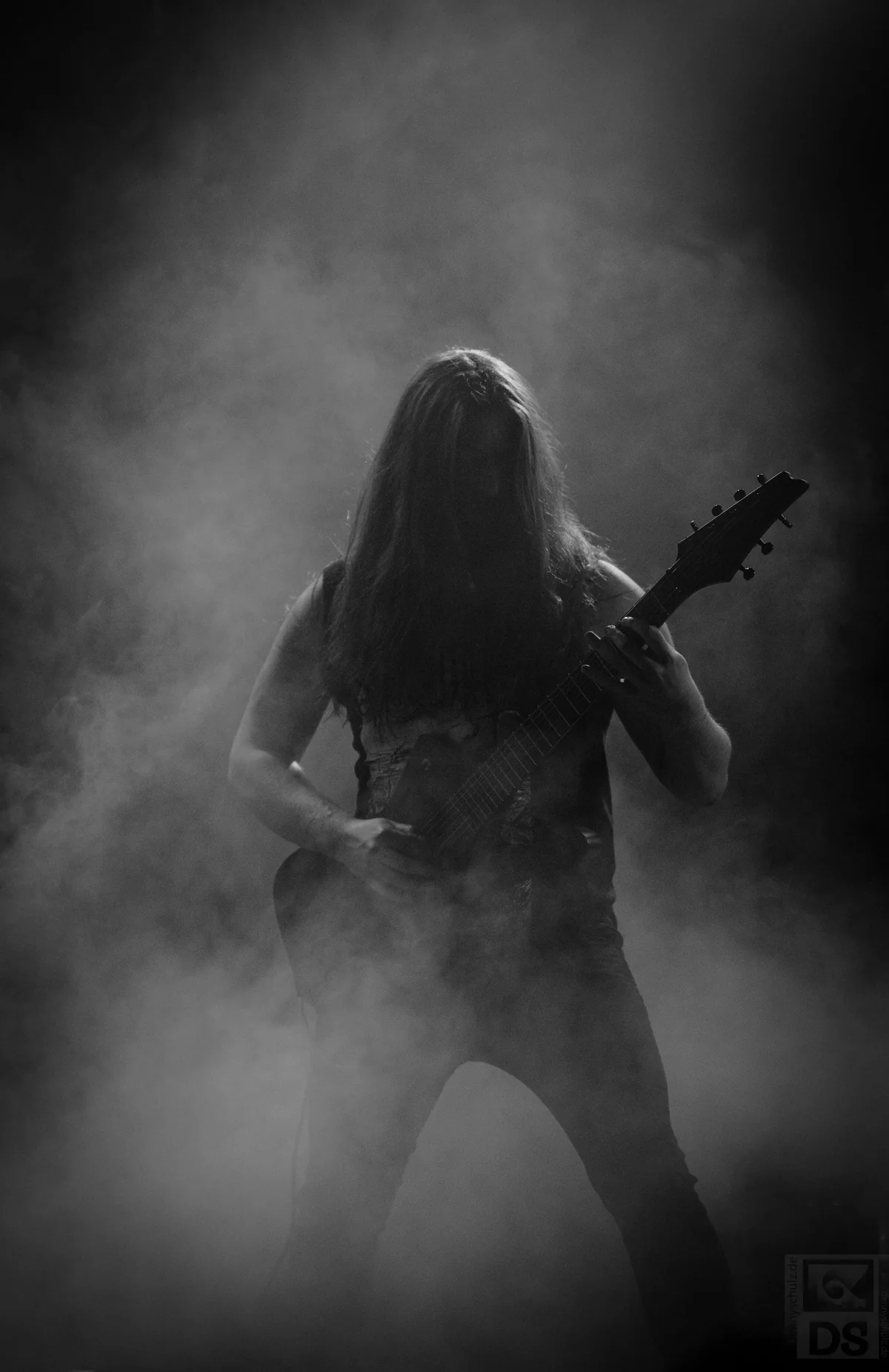Gitarrist als Silhouette im Bühnennebel