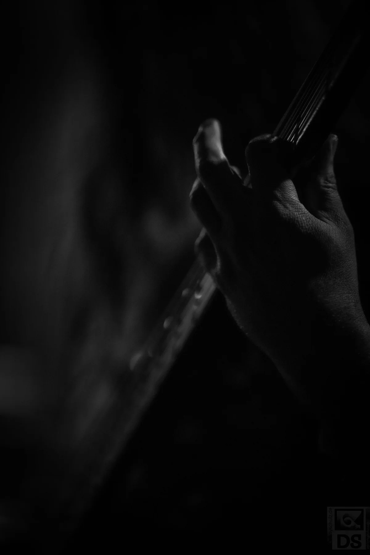 Licht auf Instrument und Hände